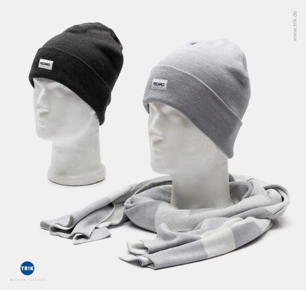 Strickmützen und Schals